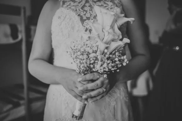 花束を持っている花嫁のグレースケールショット — ストック写真