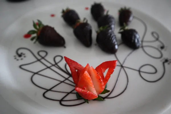 Ένα Κοντινό Σοκολατένιο Επιδόρπιο Φράουλας Δίπλα Μια Φράουλα Σκαλισμένη Ένα — Φωτογραφία Αρχείου