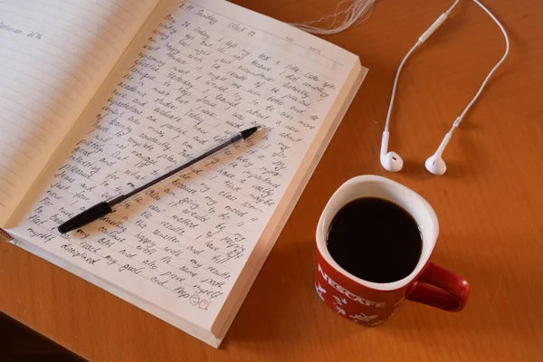 Ein Tagebucheintrag Mit Einem Becher Heißen Kaffees Und Kopfhörern Auf — Stockfoto