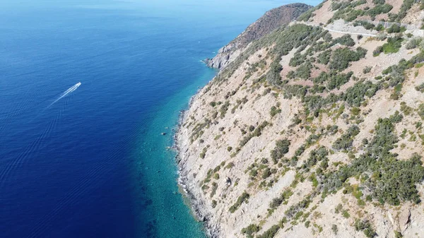 Красивый Вид Побережье Покрытое Голубыми Океанскими Волнами Национальном Парке Тосканского — стоковое фото