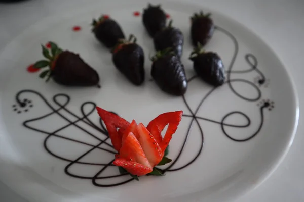 Ένα Κοντινό Σοκολατένιο Επιδόρπιο Φράουλας Δίπλα Μια Φράουλα Σκαλισμένη Ένα — Φωτογραφία Αρχείου