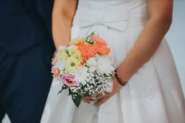 花束を持っている花嫁のショット — ストック写真