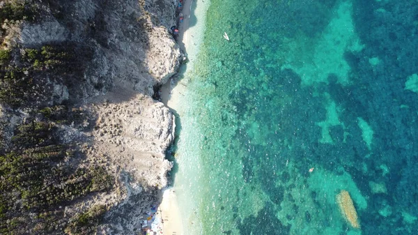 Tuscan Takımadaları Ulusal Parkı Nda Mavi Okyanus Dalgalarıyla Yıkanan Kıyı — Stok fotoğraf