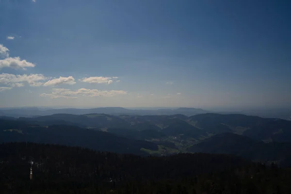Ett Landskap Berg Täckt Grönska Solljuset Och Blå Himmel — Stockfoto