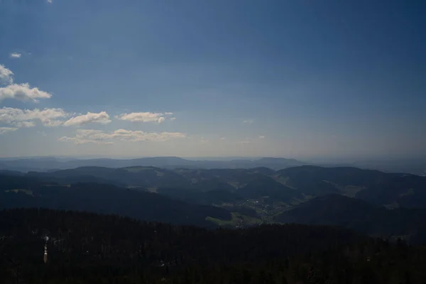 Uma Paisagem Montanhas Cobertas Vegetação Sob Luz Solar Céu Azul — Fotografia de Stock