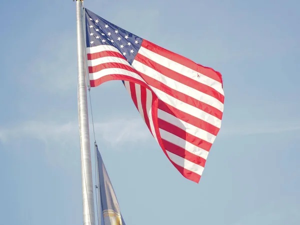 Bayrak Direğinin Altında Güneş Işığı Altında Mavi Gökyüzünün Alçak Açılı — Stok fotoğraf