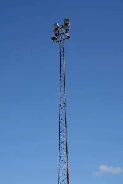 Tiro Vertical Uma Luz Palco Livre Uma Torre Metal Longa — Fotografia de Stock