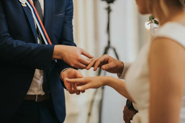 Vőlegény Sekélyes Fókusza Amint Gyűrűt Húz Menyasszony Ujjára Esküvő Alatt — Stock Fotó