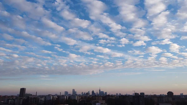 Panoramatický Záběr Panorama Města Pod Zamračenou Modrou Oblohou — Stock fotografie