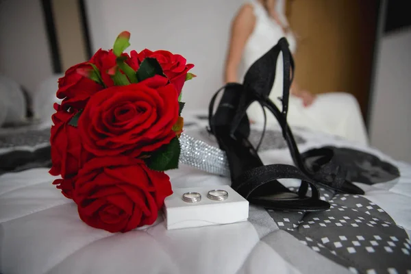 배경에 신부와 침대에 결혼반지가 꽃다발 — 스톡 사진
