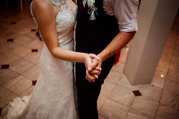 Yeni Evli Bir Çift Resepsiyonda Ilk Danslarını Ediyorlar — Stok fotoğraf