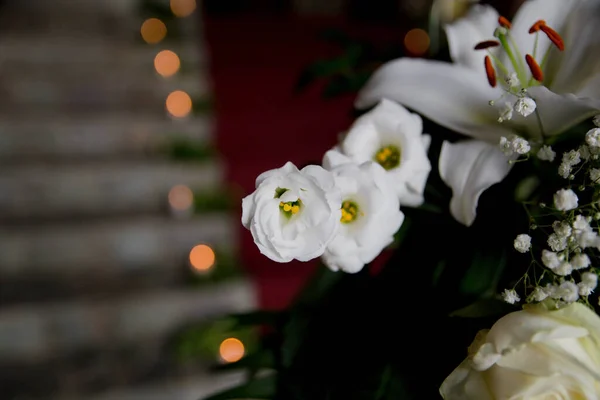 Selektywny Strzał Ostrości Białych Kwiatów Ślubnym Kwiatowym Układzie — Zdjęcie stockowe
