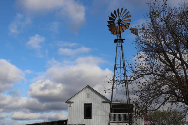 Een Dichtbij Shot Van Een Oude Windmolen Naast Een Huis — Stockfoto