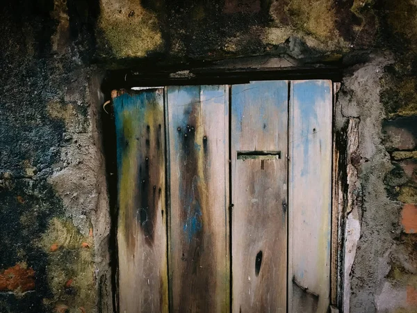 Старые Заплесневелые Деревянные Ворота Фона — стоковое фото