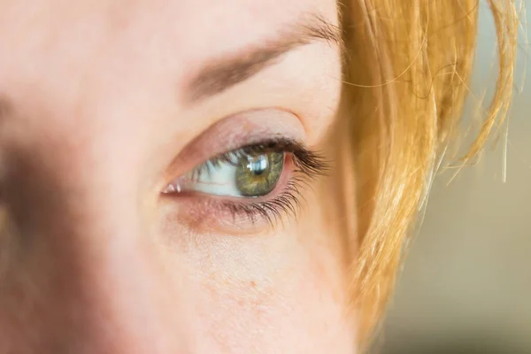 Close Olho Verde Uma Mulher Loira Com Fundo Embaçado — Fotografia de Stock