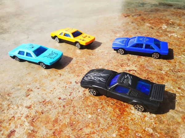 茶色のコンクリート表面に小さなおもちゃの車のクローズアップショット — ストック写真