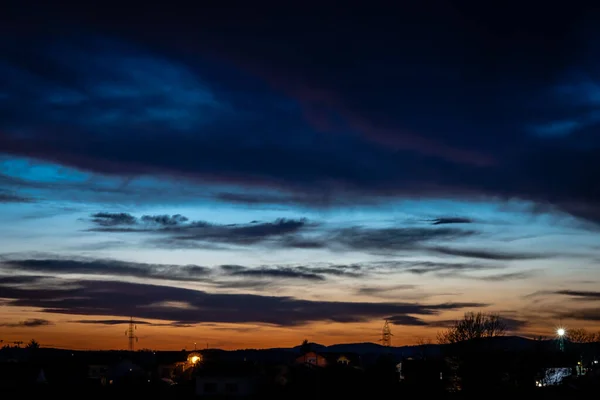 Uma Vista Panorâmica Uma Aldeia Sob Belo Pôr Sol Silhueta — Fotografia de Stock