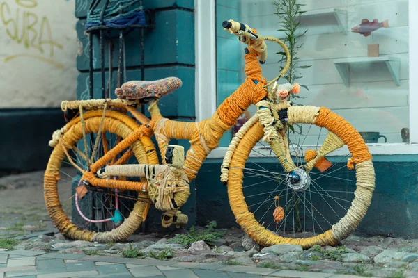 Tiro Foco Seletivo Uma Bicicleta Única Com Cordas Vibrantes Rua — Fotografia de Stock