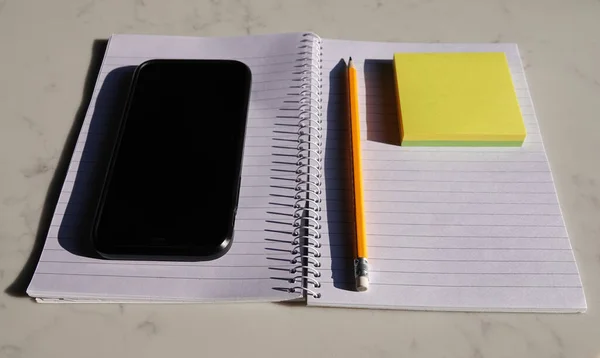 Egy Nyitott Jegyzetfüzet Egy Ceruzával Egy Telefonnal Ragacsos Jegyzetekkel Asztalon — Stock Fotó
