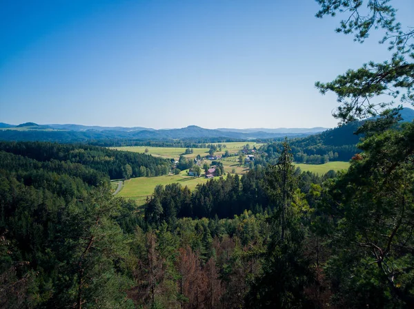 Luftaufnahme Des Schönen Dorfes Jetrichovice Der Tschechischen Republik Unter Blauem — Stockfoto