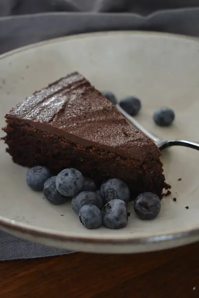 Крупним Планом Шматок Смачного Шоколадного Торта Чорницею Тарілці — стокове фото