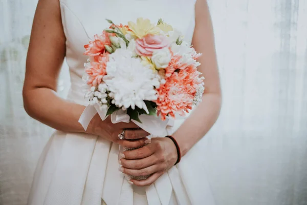 Shallow Focus Bride Wearing White Dress Holding Flower Bouquet Dressing — Stock Photo, Image