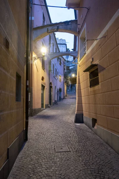 Eine Vertikale Aufnahme Der Engen Gasse Zwischen Den Häusern — Stockfoto