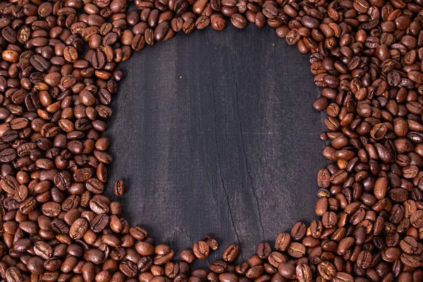 Een Top Uitzicht Van Gebrande Koffiebonen Een Houten Tafel — Stockfoto