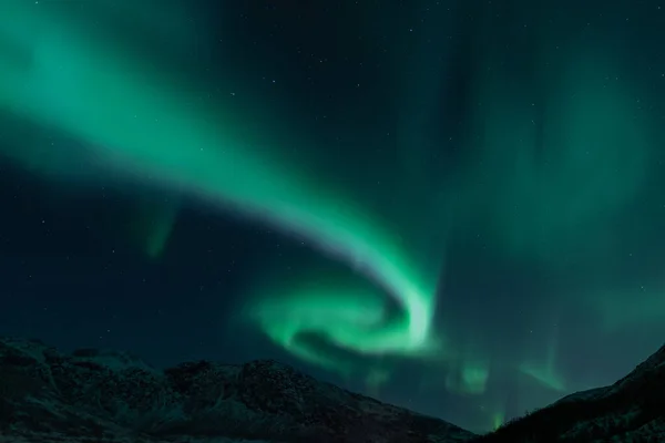 Una Bella Vista Una Notte Rocce Invernali Sullo Sfondo Aurora — Foto Stock