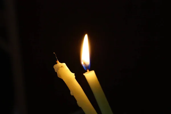 Ένα Κοντινό Πλάνο Λεπτών Κεριών Φωτισμένων Στο Σκοτάδι — Φωτογραφία Αρχείου