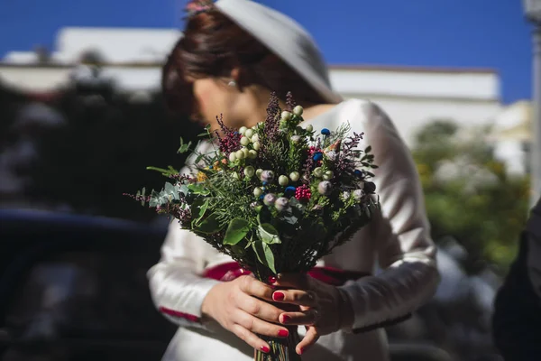 Una Sposa Elegante Che Tiene Bellissimo Bouquet Rustico Con Piccoli — Foto Stock