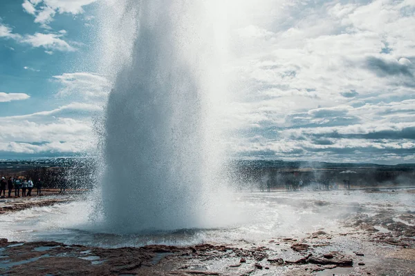 Ένα Κοντινό Πλάνο Ενός Ενεργού Geyser Ξεσπάσματος Μπλε Φόντο Του — Φωτογραφία Αρχείου