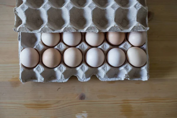 纸盒中鸡蛋的顶视图 — 图库照片