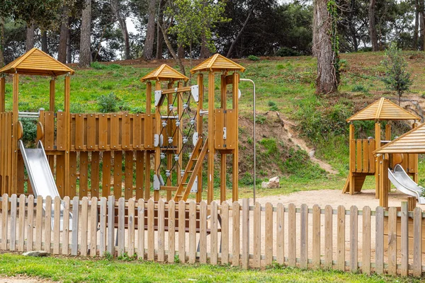 Ein Holzspielplatz Sand Eingezäunten Park Fuße Eines Hügels Einem Sonnigen — Stockfoto