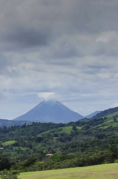 Primer Plano Del Pico Del Volcán Arenal Montañas Con Bosques — Foto de Stock
