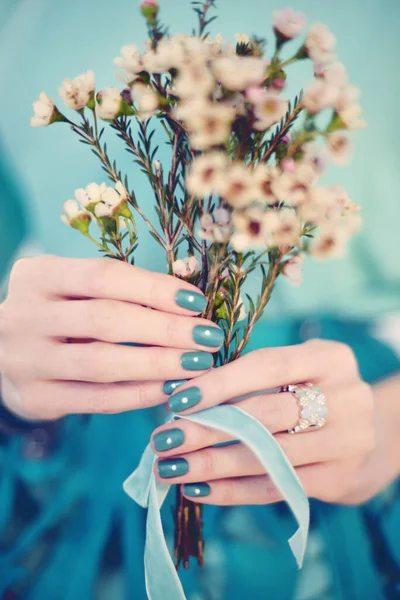 Eine Vertikale Nahaufnahme Weiblicher Hände Mit Blauem Nagellack Die Einen — Stockfoto