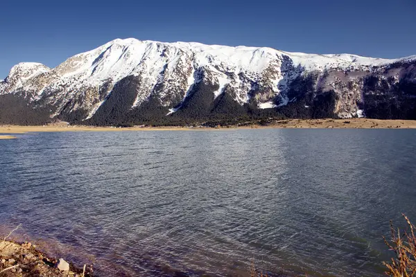 Poză Frumoasă Munți Înzăpeziți Lângă Lac — Fotografie, imagine de stoc