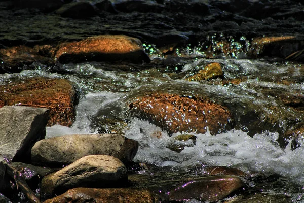 Tiro Closeup Córrego Rio Que Espirra Rochas Grandes Noite — Fotografia de Stock