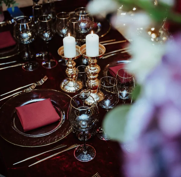 Plan Rapproché Une Belle Table Rouge Élégante Pour Une Fête — Photo