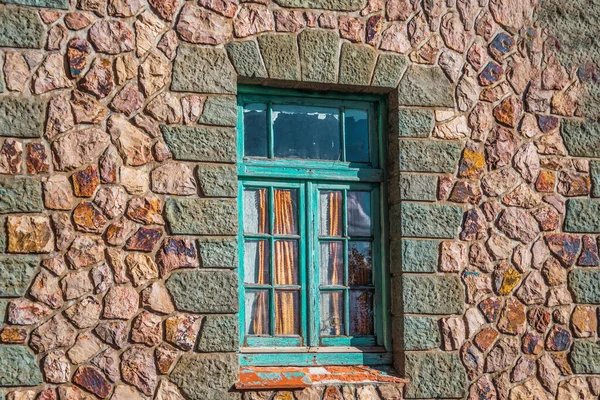 Крупный План Старого Окна Выкрашенного Синий Цвет Каменную Стену — стоковое фото