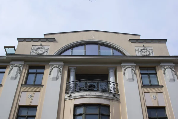 Plano Ángulo Bajo Edificio Piedra Día Sombrío — Foto de Stock