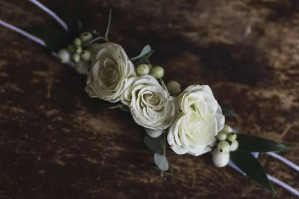 Een Prachtige Bruids Haarspeld Met Decoratieve Bloemen Het Houten Oppervlak — Stockfoto