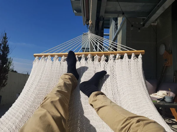 Closeup Person Lying Hammock Yard Sunny — Stock Photo, Image