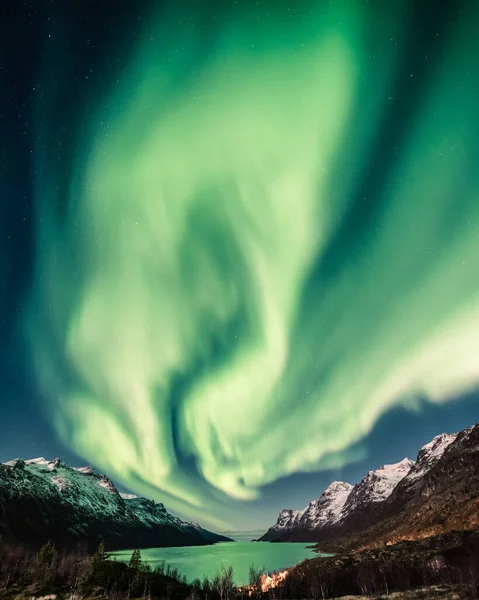Vertikální Záběr Noční Zimní Krajiny Odrazem Severních Světel Jezeře — Stock fotografie