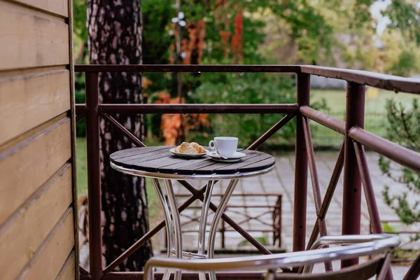Uma Pequena Mesa Pequeno Almoço Com Café Croissant Uma Pequena — Fotografia de Stock