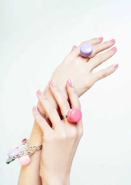 Close Vertical Mãos Femininas Com Esmalte Unhas Anéis Forma Macaron — Fotografia de Stock