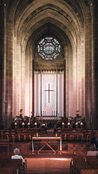 Pionowe Ujęcie Sali Kościelnej Pięknym Wnętrzem Podczas Ceremonii Religijnej — Zdjęcie stockowe