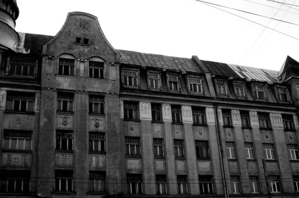 Eine Graustufenaufnahme Eines Steingebäudes Unter Einem Bewölkten Himmel — Stockfoto