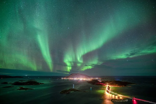 겨울철 풍경을 배경으로 북극광 바다에 반사되는 — 스톡 사진