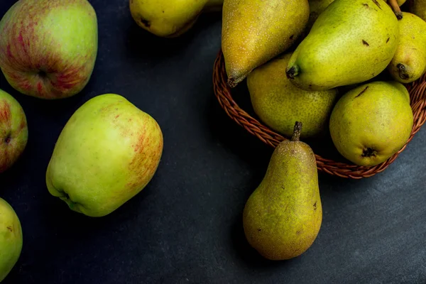 Eine Nahaufnahme Von Frischen Grünen Birnen Und Äpfeln Auf Einem — Stockfoto